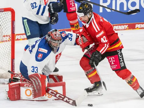 Na snímke zľava brankár Stanislav Škorvánek (Slovensko) a Yasin Ehliz (Nemecko) počas hokejového zápasu Nemeckého pohára  Nemecko - Slovensko v nemeckom Landshute 9. novembra 2025. FOTO TASR - Martin Baumann

- šport
- hokej
- Landshut 
- Nemecký
- pohár 
- turnaj
- slovaciká
- muži
- Nemecko
- Slovensko