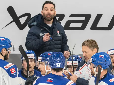 Na snímke tretí zľava medzi hráčmi tréner hokejistov Slovenska Vladimír Országh a hore konzultant mužskej slovenskej hokejovej reprezentácie Todd Woodcroft počas hokejového zápasu Nemeckého pohára  Nemecko - Slovensko v nemeckom Landshute 9. novembra 2025. FOTO TASR - Martin Baumann

- šport
- hokej
- Landshut 
- Nemecký
- pohár 
- turnaj
- slovaciká
- muži
- Nemecko
- Slovensko