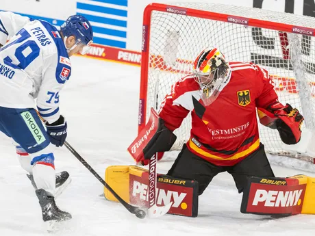 Na snímke zľava Šimon Petráš (Slovensko) a brankár Maximilian Franzreb (Nemecko) počas hokejového zápasu Nemeckého pohára  Nemecko - Slovensko v nemeckom Landshute 9. novembra 2025. FOTO TASR - Martin Baumann

- šport
- hokej
- Landshut 
- Nemecký
- pohár 
- turnaj
- slovaciká
- muži
- Nemecko
- Slovensko