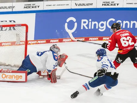 Na snímke zľava brankár Stanislav Škorvánek, František Gajdoš (obaja Slovensko) a Parker Tuomie (Nemecko) počas hokejového zápasu Nemeckého pohára  Nemecko - Slovensko v nemeckom Landshute 9. novembra 2025. FOTO TASR - Martin Baumann

- šport
- hokej
- Landshut 
- Nemecký
- pohár 
- turnaj
- slovaciká
- muži
- Nemecko
- Slovensko