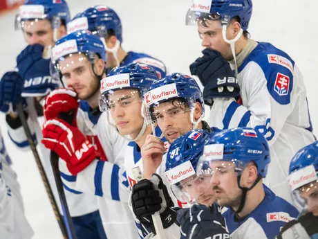 Na snímke slovenskí hokejisti po prehre s Nemeckom 3:0 po hokejovom zápase Nemeckého pohára Nemecko - Slovensko v nemeckom Landshute 9. novembra 2025. FOTO TASR - Martin Baumann

- šport
- hokej
- Landshut 
- Nemecký
- pohár 
- turnaj
- slovaciká
- muži
- Nemecko
- Slovensko