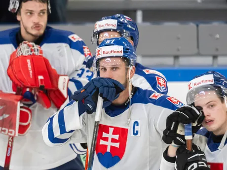 Na snímke slovenskí hokejisti po prehre s Nemeckom 3:0 po hokejovom zápase Nemeckého pohára Nemecko - Slovensko v nemeckom Landshute 9. novembra 2025. FOTO TASR - Martin Baumann

- šport
- hokej
- Landshut 
- Nemecký
- pohár 
- turnaj
- slovaciká
- muži
- Nemecko
- Slovensko
