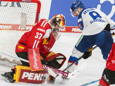 Na snímke sprava Oliver Okuliar (Slovensko) a brankár Maximilian Franzreb (Nemecko) počas hokejového zápasu Nemeckého pohára Nemecko - Slovensko v nemeckom Landshute 9. novembra 2025. FOTO TASR - Martin Baumann

- šport
- hokej
- Landshut 
- Nemecký
- pohár 
- turnaj
- slovaciká
- muži
- Nemecko
- Slovensko