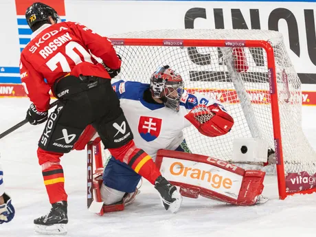 Na snímke sprava brankár Stanislav Škorvánek (Slovensko) a gól strieľa Bennet Rossmy (Nemecko) počas hokejového zápasu Nemeckého pohára  Nemecko - Slovensko v nemeckom Landshute 9. novembra 2025. FOTO TASR - Martin Baumann

- šport
- hokej
- Landshut 
- Nemecký
- pohár 
- turnaj
- slovaciká
- muži
- Nemecko
- Slovensko