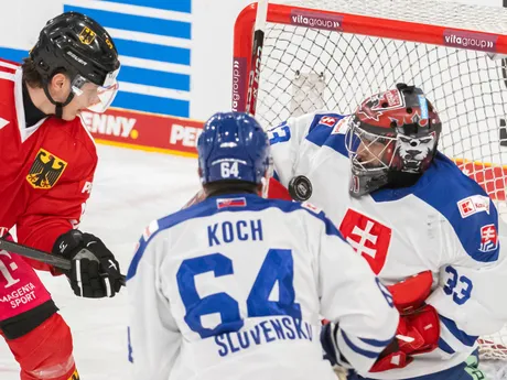 Na snímke sprava brankár Stanislav Škorvánek, Patrk Koch (obaja Slovensko) a Danjo Leonhardt (Nemecko) počas hokejového zápasu Nemeckého pohára  Nemecko - Slovensko v nemeckom Landshute 9. novembra 2025. FOTO TASR - Martin Baumann

- šport
- hokej
- Landshut 
- Nemecký
- pohár 
- turnaj
- slovaciká
- muži
- Nemecko
- Slovensko