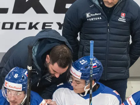 Na snímke hore zľava konzultant mužskej slovenskej hokejovej reprezentácie Todd Woodcroft, tréner hokejistov Slovenska Vladimír Országh, dole zľava Oliver Okuliar a Sebastian Čederle počas hokejového zápasu Nemeckého pohára  Nemecko - Slovensko v nemeckom Landshute 9. novembra 2025. FOTO TASR - Martin Baumann

- šport
- hokej
- Landshut 
- Nemecký
- pohár 
- turnaj
- slovaciká
- muži
- Nemecko
- Slovensko