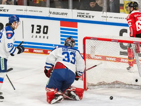 Na snímke zľava Tomáš Královič, brankár Stanislav Škorvánek (obaja Slovensko) a strelec úvodného gólu Parker Tuomie (Nemecko) počas hokejového zápasu Nemeckého pohára  Nemecko - Slovensko v nemeckom Landshute 9. novembra 2025. FOTO TASR - Martin Baumann

- šport
- hokej
- Landshut 
- Nemecký
- pohár 
- turnaj
- slovaciká
- muži
- Nemecko
- Slovensko