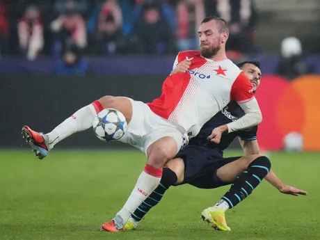 Tomáš Chorý a Aitor Paredes v zápase Slavia Praha - Athletic Bilbao