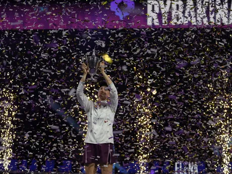 Kazašská tenistka Jelena Rybakinová pózuje s trofejou