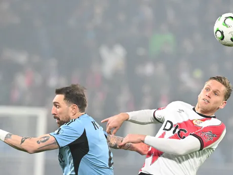 Hráč Slovanu Guram Kašia (vľavo) a hráč tímu Rayo Vallecano Ricardo Rogério de Brito bojujú o loptu