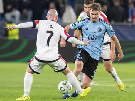 Sprava hráč Slovana Peter Pokorný a hráč Vallecana Isi Palazón bojujú o loptu 