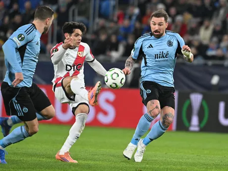 Hráč tímu Rayo Vallecano Fran Pérez(uprostred), hráči Slovanu Kenan Bajrič (vľavo) a Guram Kašia bojujú o loptu