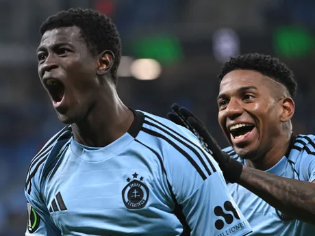 Zľava hráči Slovana Alasana Yirajang a Cesar Blackman sa radujú z gólu