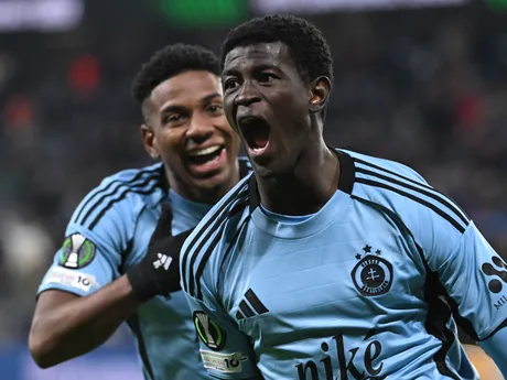 Sprava hráči Slovana Alasana Yirajang a Cesar Blackman sa radujú z gólu