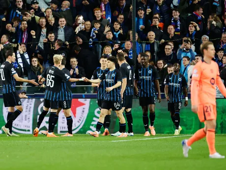 Hráči FC Bruggy sa tešia po góle Nicola Tresoldiho počas zápasu 4. kola ligovej fázy Ligy majstrov FC Bruggy - FC Barcelona.