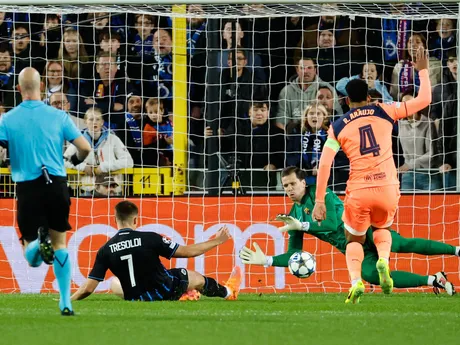 Nicolo Tresoldi skóruje v zápase Bruggy - Barcelona v 4. kole Ligy majstrov.