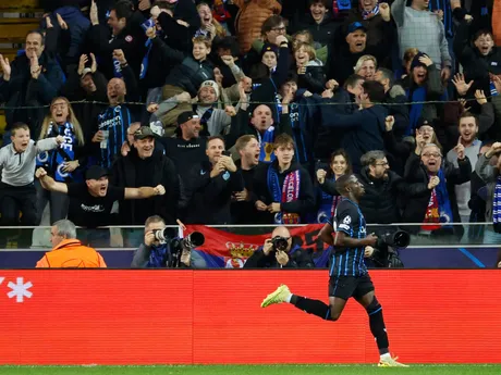 Carlos Forbs oslavuje gól v zápase Bruggy - Barcelona v 4. kole Ligy majstrov.