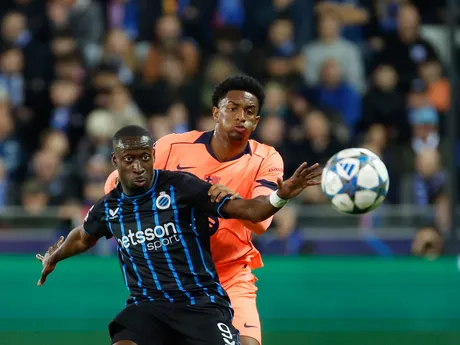 Domáci hráč Carlos Forbs v súboji s Alejandrom Baldem počas zápasu Bruggy - Barcelona v 4. kole Ligy majstrov.