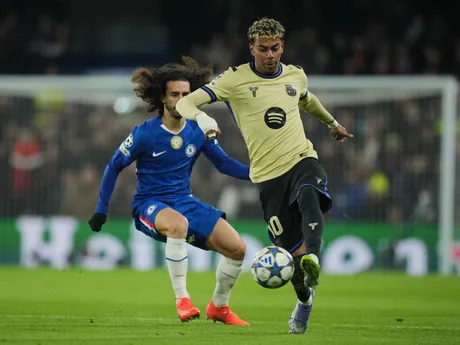 Marc Cucurella a Lamine Yamal v zápase Chelsea - Barcelona