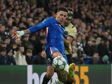 Enzo Fernandez (v popredí) a Eric Garcia bojujú o loptu v zápase Chelsea - Barcelona