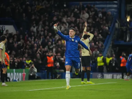 Enzo Fernandez oslavuje neskôr neuznaný gól v zápase Chelsea - Barcelona
