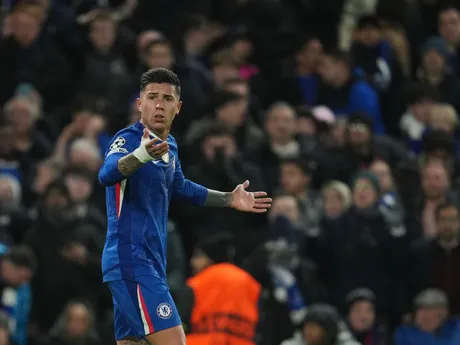 Enzo Fernandez v zápase Chelsea - Barcelona
