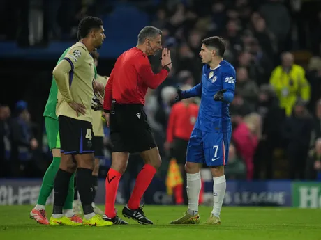 Vpravo Pedro Neto v debate s rozhodcom v zápase Chelsea - Barcelona