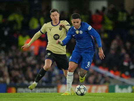 Robert Lewandowski  a Enzo Fernandez v zápase Chelsea - Barcelona