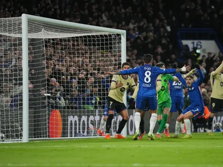 Hráči Chelsea oslavujú gól v zápase s Barcelonou