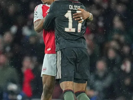 Hráč Bayernu Michael Olise (vpravo) v súboji s Mylesom Lewisom-Skellym z Arsenalu počas zápasu 5. kola ligovej fázy Ligy majstrov FC Arsenal - Bayern Mníchov.