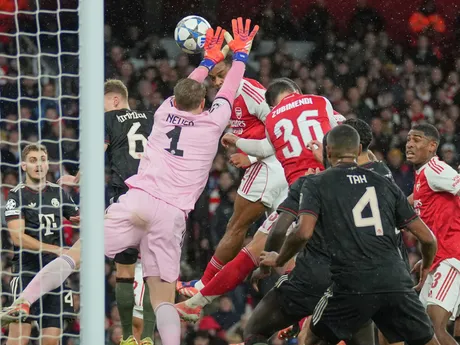 Jurrien Timber počas zápasu Arsenal - Bayern.