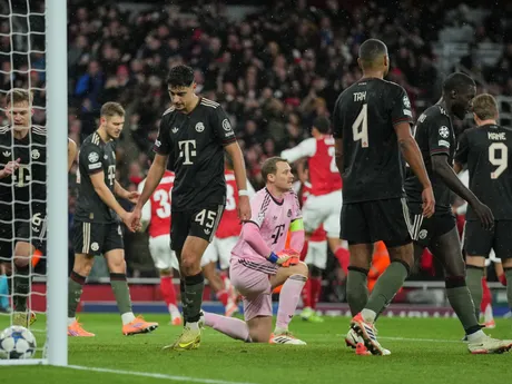 Hráči Bayernu počas zápasu Arsenal - Bayern.