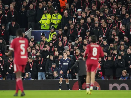 Guus Til  počas zápasu Liverpool - PSV.