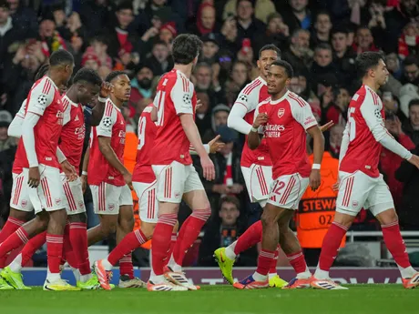 Hráči Arsenalu oslavujú počas zápasu Arsenal - Bayern.