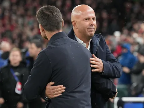 Xabi Alonso a Arne Slot počas zápasu Liverpool FC - Real Madrid v 4. kole Ligy majstrov. 