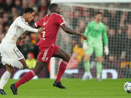Jude Bellingham a Ibrahima Konate počas zápasu Liverpool FC - Real Madrid v 4. kole Ligy majstrov. 