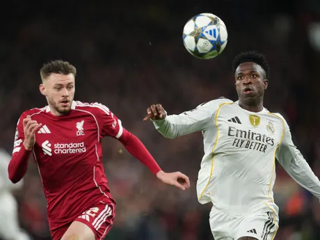 Conor Bradley a Vinicius Junior počas zápasu Liverpool FC - Real Madrid v 4. kole Ligy majstrov. 