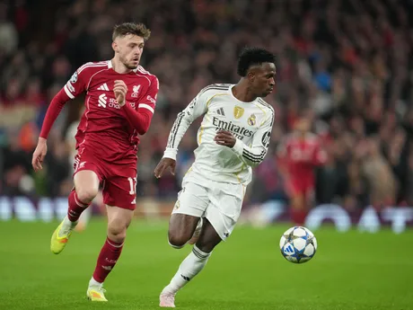 Conor Bradley a Vinicius Junior počas zápasu Liverpool FC - Real Madrid v 4. kole Ligy majstrov. 