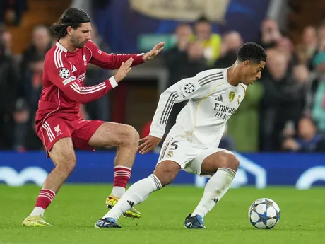 Dominik Szoboszlai a Jude Bellingham počas zápasu Liverpool FC - Real Madrid v 4. kole Ligy majstrov. 