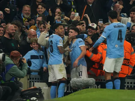 Hráč Phil Foden (uprostred) z Manchestru City sa teší z gólu so spoluhráčmi a fanúšikmi počas zápasu 4. kola ligovej fázy Ligy majstrov Manchester City - Borussia Dortmund.