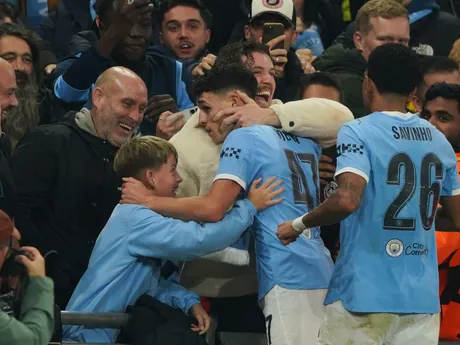 Hráč Phil Foden (uprostred) z Manchestru City sa teší z gólu so spoluhráčmi a fanúšikmi počas zápasu 4. kola ligovej fázy Ligy majstrov Manchester City - Borussia Dortmund.