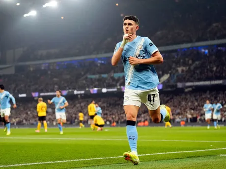 Phil Foden oslavuje svoj gól v zápase 4. kola hlavnej fázy Ligy majstrov medzi jeho Manchestrom City proti Borussii Dortmund.
