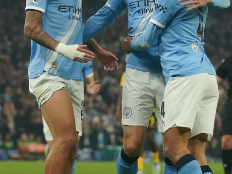 Hráč Erling Haaland (uprostred) z Manchestru City sa teší z gólu so spoluhráčmi počas zápasu 4. kola ligovej fázy Ligy majstrov Manchester City - Borussia Dortmund.