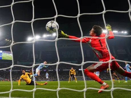 Erling Haaland skóruje v zápase 4. kola hlavnej fázy Ligy majstrov medzi jeho Manchestrom City a Borussiou Dortmund.