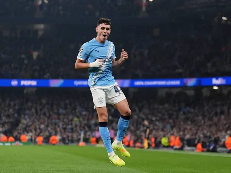Phil Foden oslavuje svoj gól v zápase 4. kola hlavnej fázy Ligy majstrov medzi jeho Manchestrom City a Borussiou Dortmund.