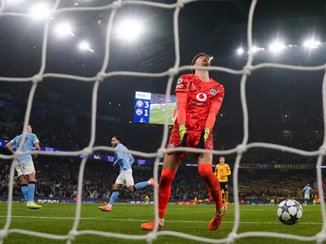 Brankár Dortmundu Gregor Kobe počas zápasu 4. kola hlavnej fázy Ligy majstrov proti Borussii.