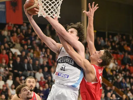 zľava Maroš Golian (Slovensko) a Xhulian Tola (Albánsko) v zápase C-skupiny prvej fázy predkvalifikácie ME 2029