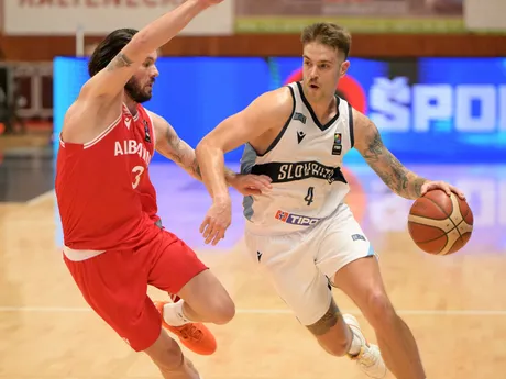 zľava Adriano Topalli (Albánsko) a Mario Ihring (Slovensko) v zápase C-skupiny prvej fázy predkvalifikácie ME 2029