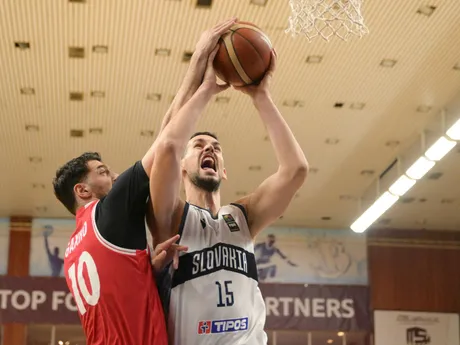 zľava Xhoel Gaxho (Albánsko) a Boris Bojanovský (Slovensko) v zápase C-skupiny prvej fázy predkvalifikácie ME 2029