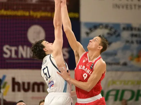 zľava Maroš Golian (Slovensko) a Xhulian Tola (Albánsko) v zápase C-skupiny prvej fázy predkvalifikácie ME 2029 v basketbale